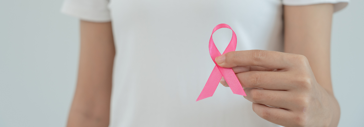 Femme tenant un ruban rose pour Octobre Rose