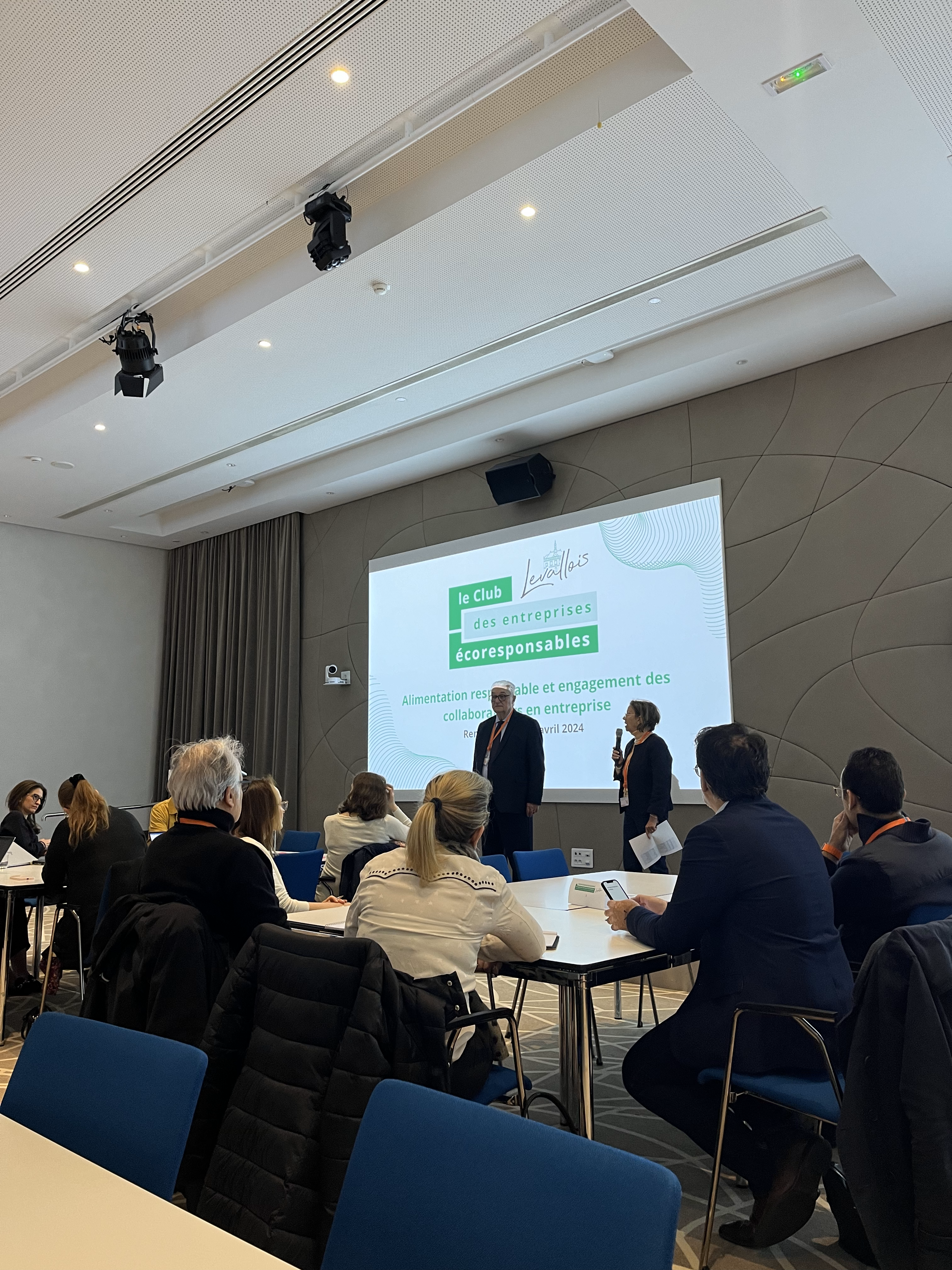 Personnes écoutant les intervenants prenant la parole à l'occasion du rassemblement pour le club des entreprises écoresponsables de Levallois-Perret