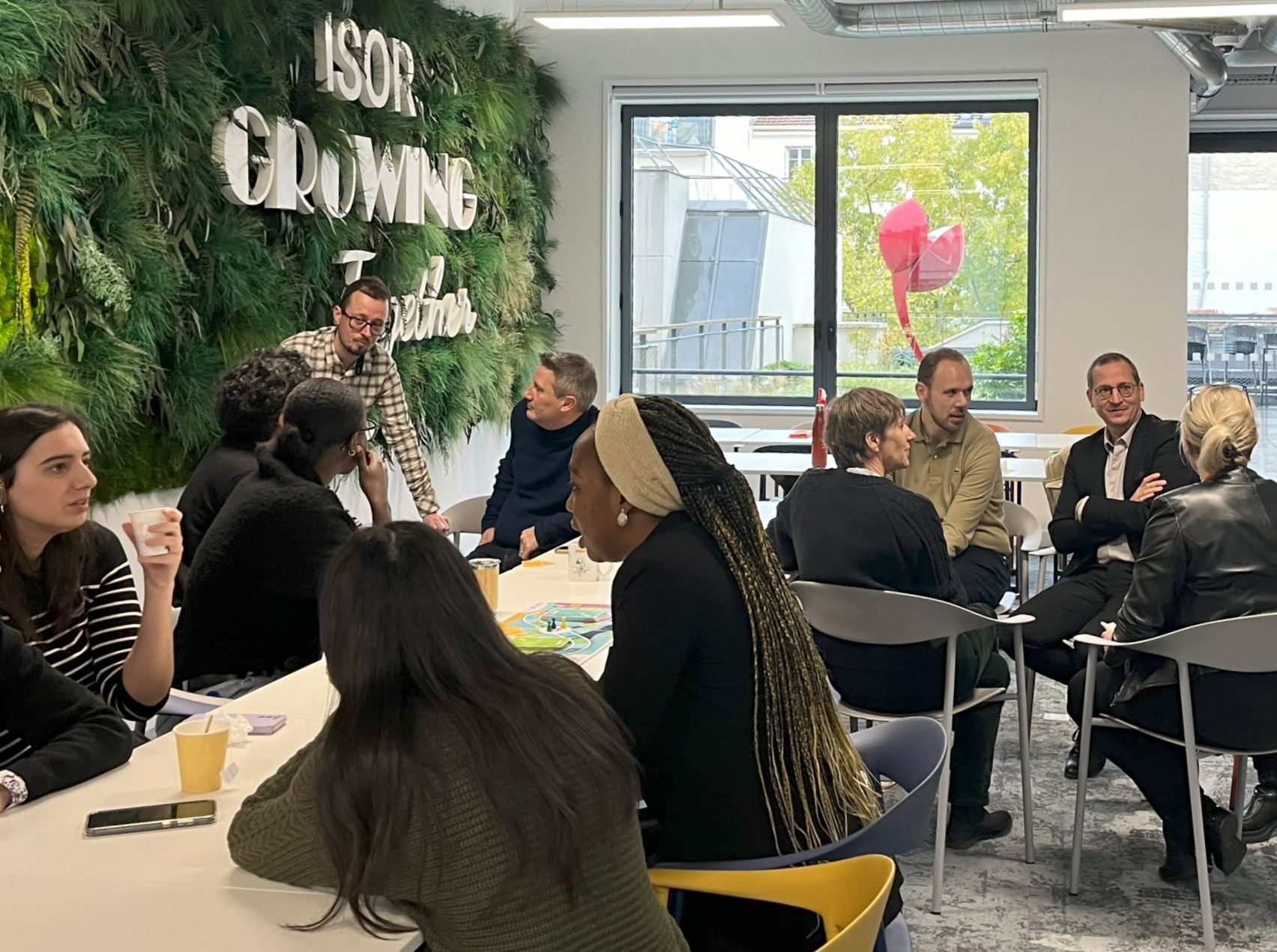 Collaborateurs du Siège ISOR Group, participant à un atelier ludique pour la transition écologique dans le secteur de la propreté industrielle.