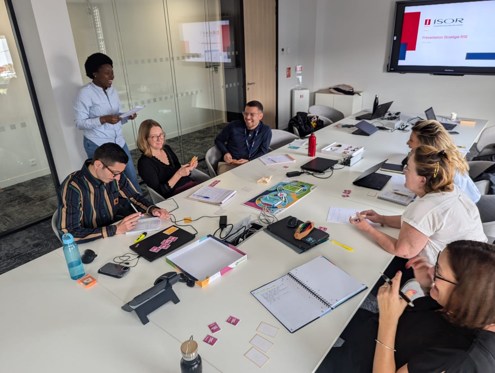 Direction Régionale Auvergne Rhône Alpes de chez ISOR Group, participant à un atelier ludique pour la transition écologique dans le secteur de la propreté industrielle.