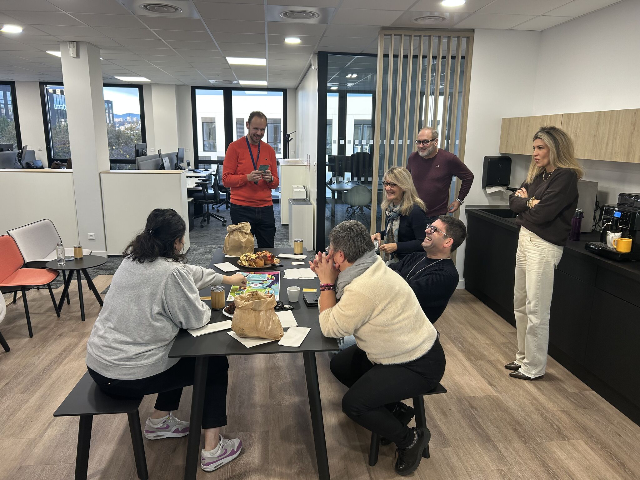 Collaborateurs de l'agence lyonnaise (ISOR Group), participant à un atelier ludique pour la transition écologique dans le secteur de la propreté industrielle.